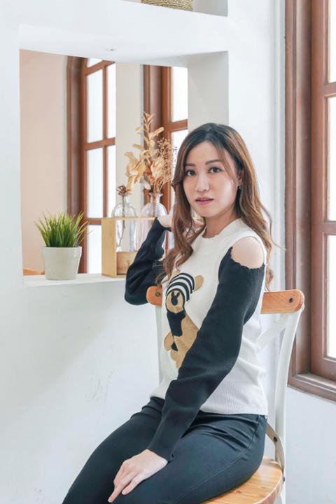 Foto model menggunakan produk Lei Cut Off Shoulder Sweater