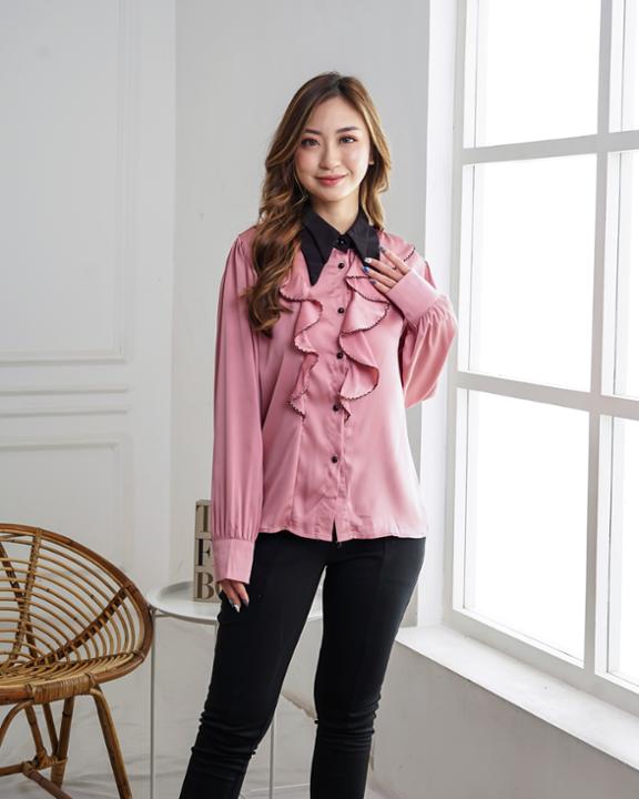 Foto model menggunakan produk Martina Ruffle Blouse