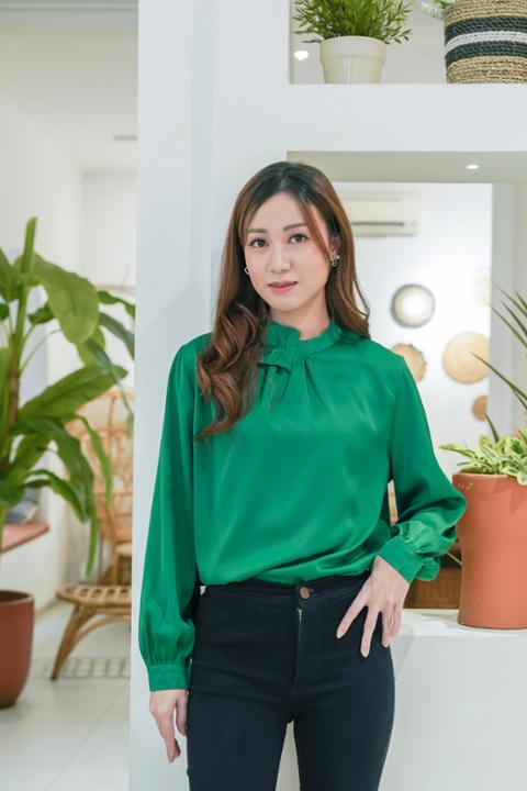 Foto model menggunakan produk Arabel Ruffle Blouse