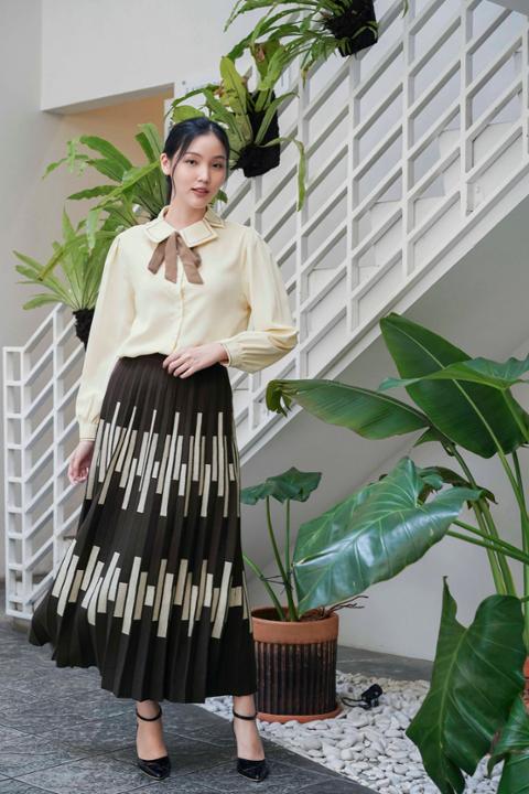 Foto model menggunakan produk Yoojin Knit Maxi Skirt