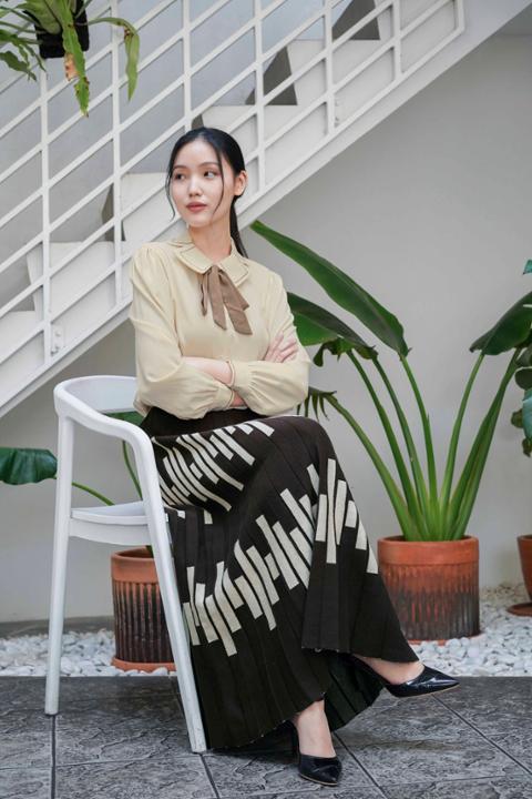 Foto model menggunakan produk Yoojin Knit Maxi Skirt