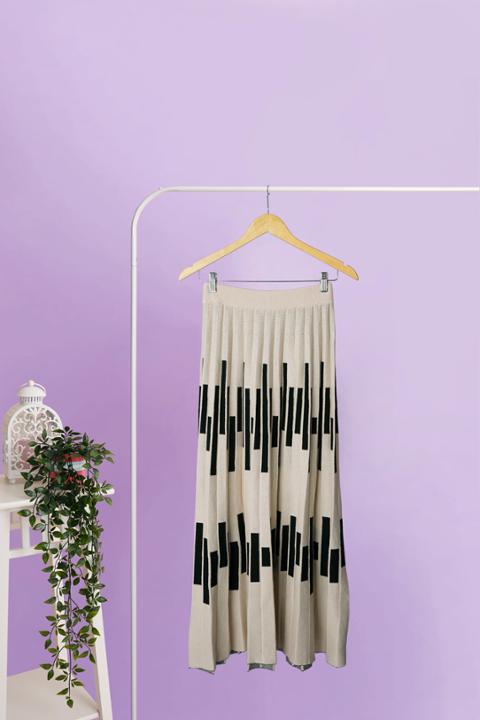 Foto model menggunakan produk Yoojin Knit Maxi Skirt