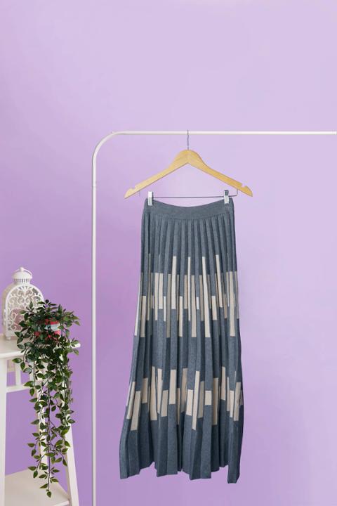 Foto model menggunakan produk Yoojin Knit Maxi Skirt