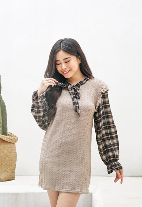 Foto model menggunakan produk Cattleya Tartan Mini Dress