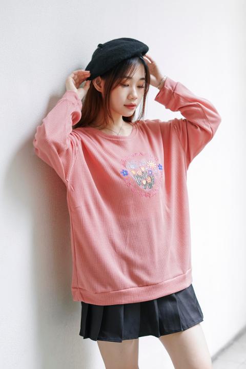 Foto model menggunakan produk Auryn Embroidered Sweatshirts