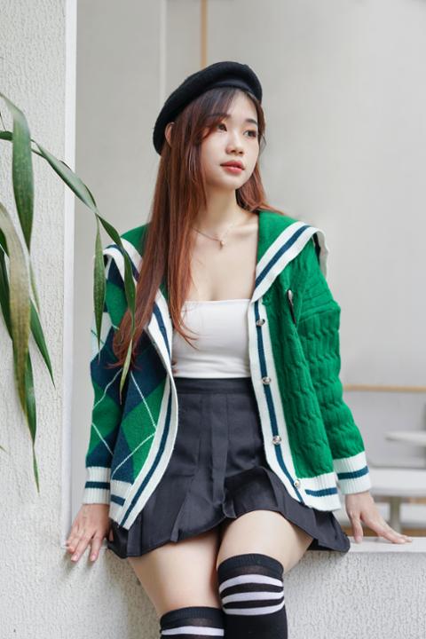 Foto model menggunakan produk Luna Sailor Knit Cardigan