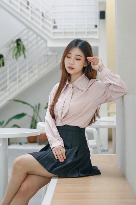 Foto model menggunakan produk Hani Sweet Tie Blouse