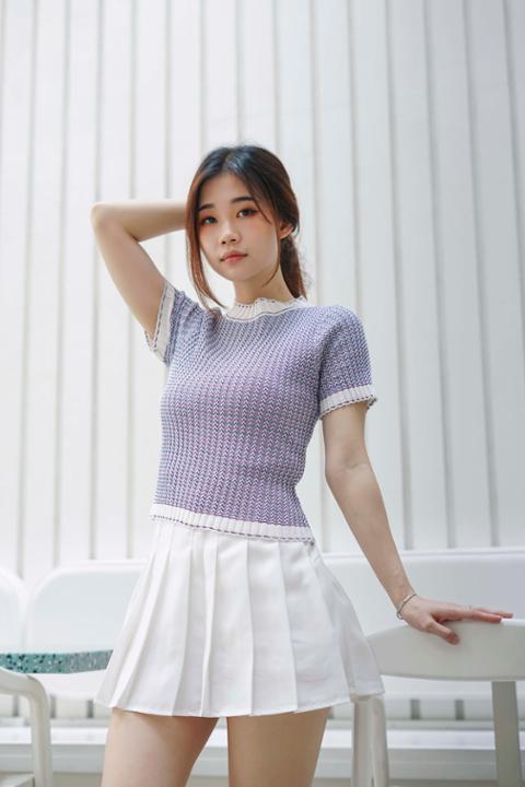 Foto model menggunakan produk Zee Knit Crop Tees