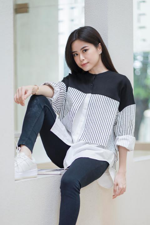 Foto model menggunakan produk Virly Striped Oversized Blouse