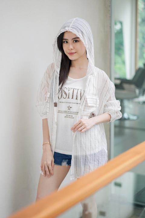 Foto model menggunakan produk Zefanya Tanktop and Shirt