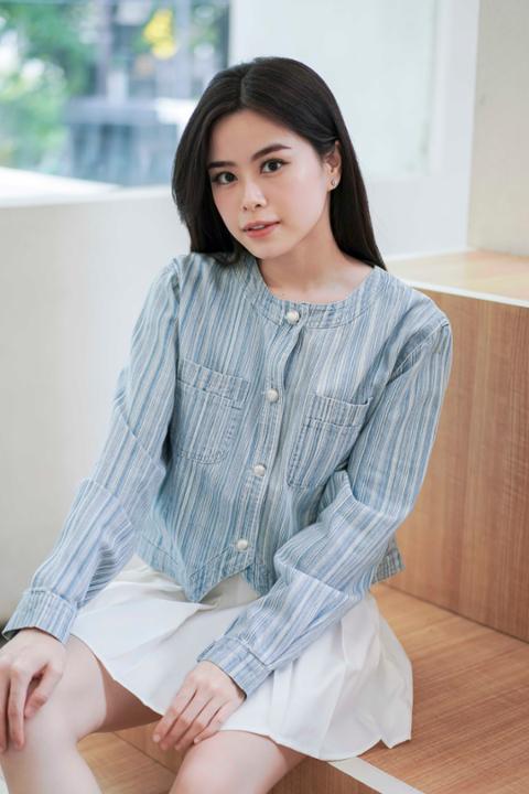 Foto model menggunakan produk Emery Striped Denim Jacket