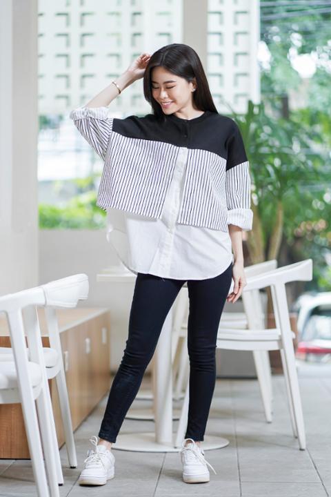 Foto model menggunakan produk Virly Striped Oversized Blouse