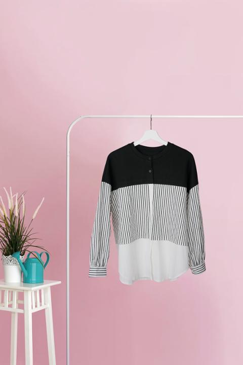 Foto model menggunakan produk Virly Striped Oversized Blouse