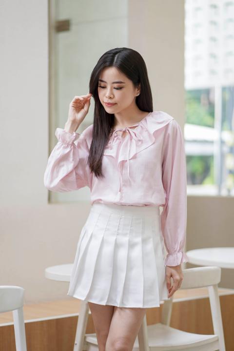 Foto model menggunakan produk Natasha Pastel Ruffle Blouse