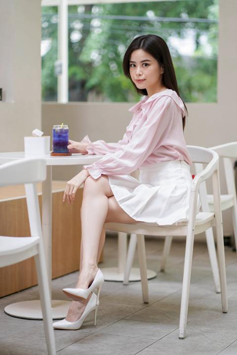 Foto model menggunakan produk Natasha Pastel Ruffle Blouse