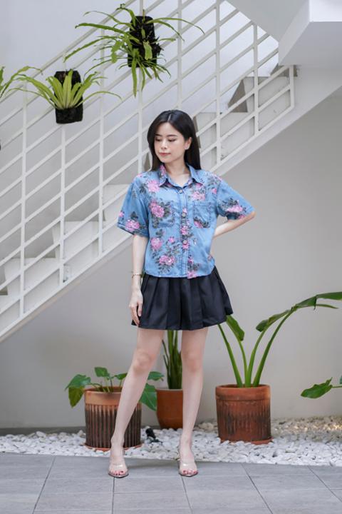 Foto model menggunakan produk Agni Flower Denim Shirt