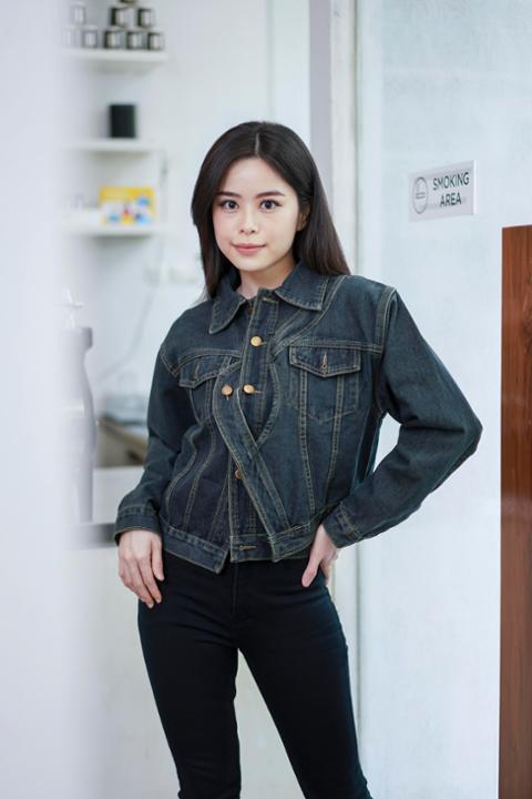 Foto model menggunakan produk Xeola Asymmetric Denim Jacket