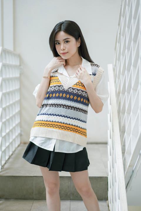 Foto model menggunakan produk Shery Classic Knit Vest