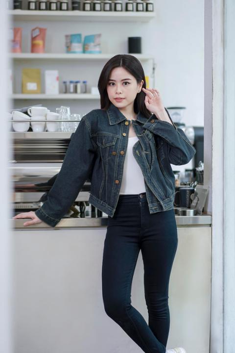 Foto model menggunakan produk Xeola Asymmetric Denim Jacket