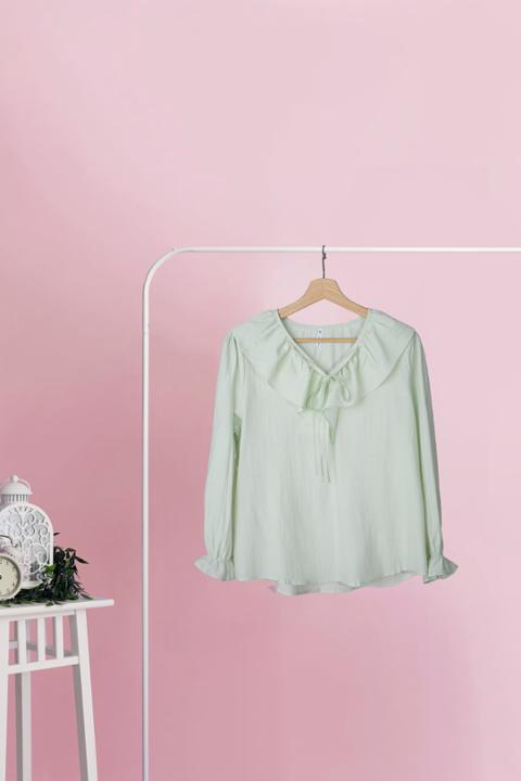 Foto model menggunakan produk Natasha Pastel Ruffle Blouse