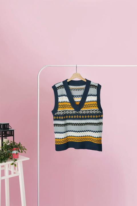 Foto model menggunakan produk Shery Classic Knit Vest