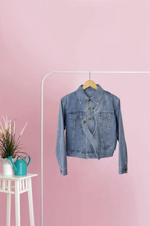 Foto model menggunakan produk Xeola Asymmetric Denim Jacket