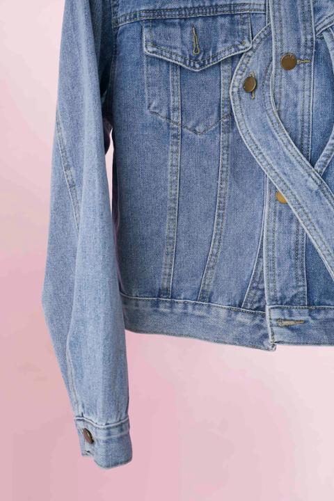 Foto model menggunakan produk Xeola Asymmetric Denim Jacket