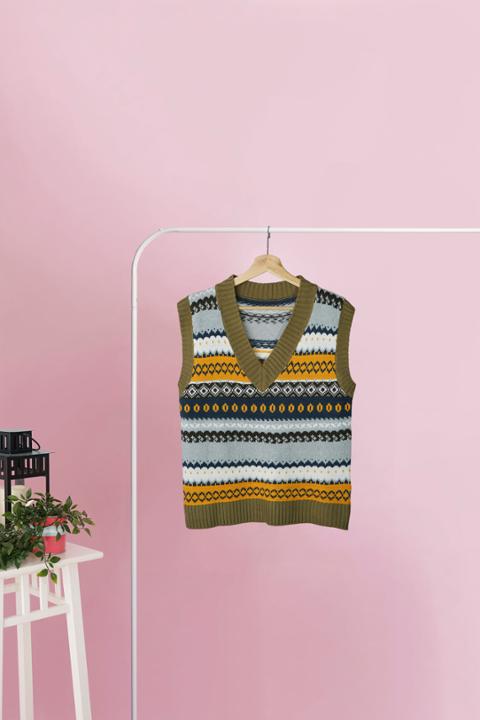 Foto model menggunakan produk Shery Classic Knit Vest