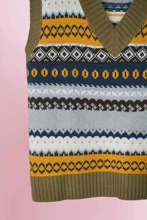 Foto model menggunakan produk Shery Classic Knit Vest