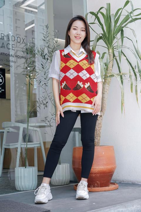 Foto model menggunakan produk Raelyn Cheerful Knit Vest