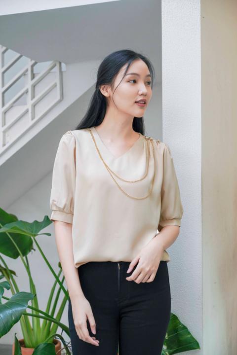 Foto model menggunakan produk Reinette Preppy Blouse