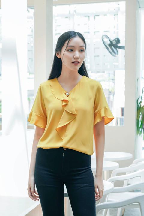 Foto model menggunakan produk Anita Ruffle Collar Blouse