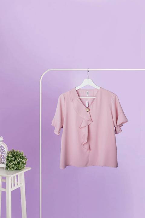 Foto model menggunakan produk Anita Ruffle Collar Blouse