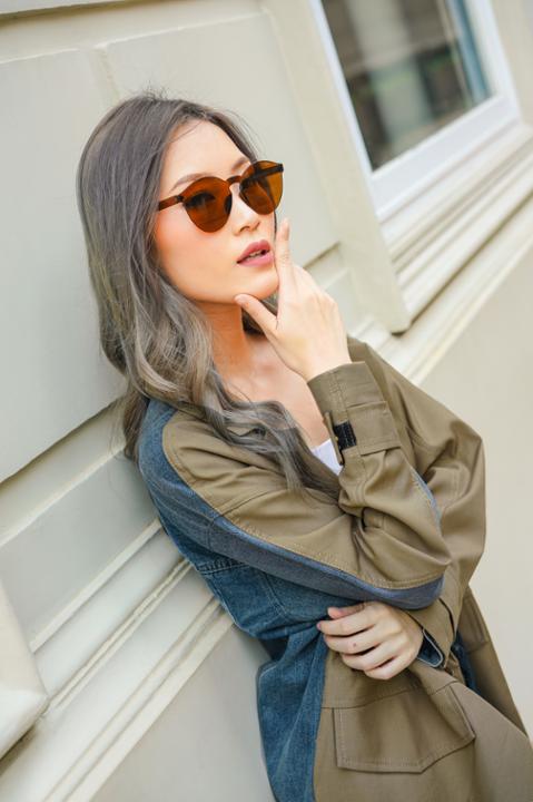 Foto model menggunakan produk Blair Two Tone Denim Blazer