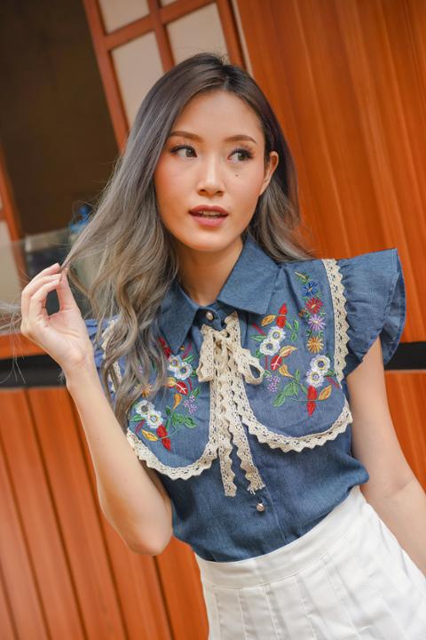 Foto model menggunakan produk Paquita Flower Denim Blouse