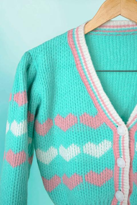 Foto model menggunakan produk Lulu Heart Crop Cardigan