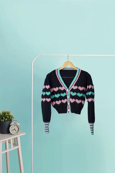 Foto model menggunakan produk Lulu Heart Crop Cardigan