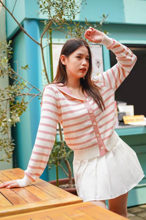 Foto model menggunakan produk Fumiko Sailor Knit Cardigan