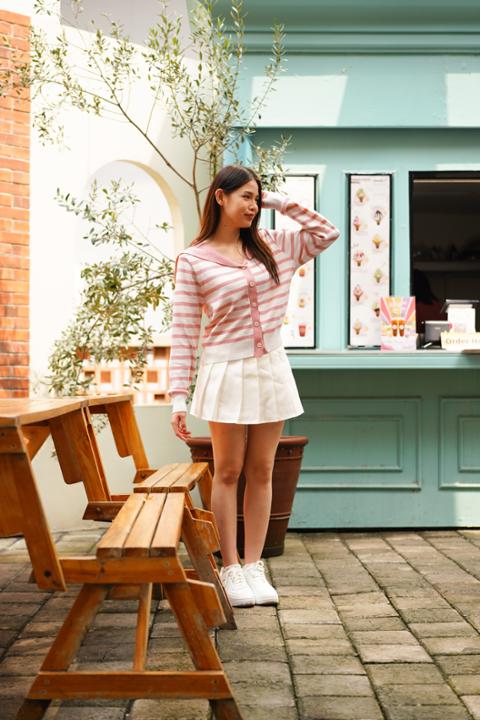 Foto model menggunakan produk Fumiko Sailor Knit Cardigan