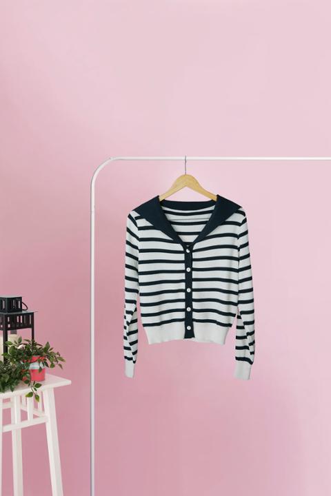 Foto model menggunakan produk Fumiko Sailor Knit Cardigan