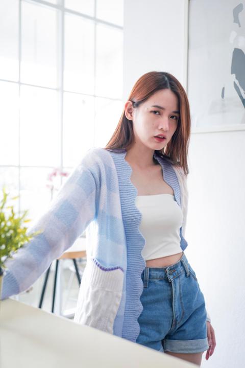 Foto model menggunakan produk Veren Soft Pastel Cardigan