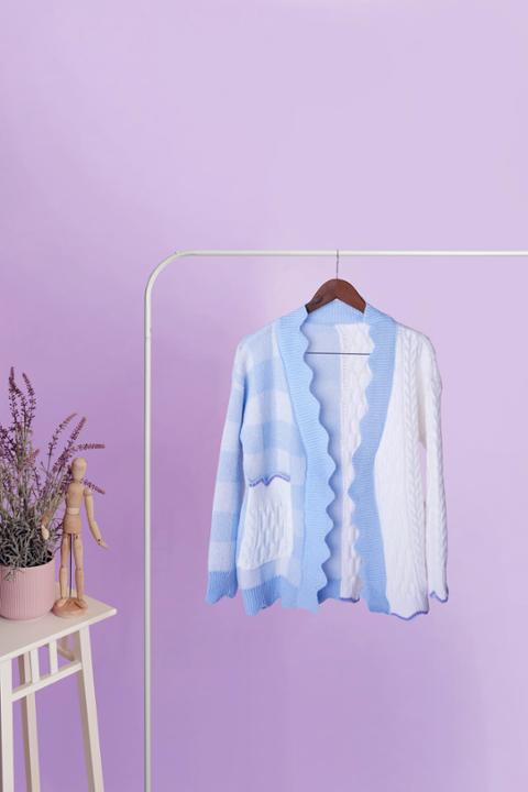 Foto model menggunakan produk Veren Soft Pastel Cardigan