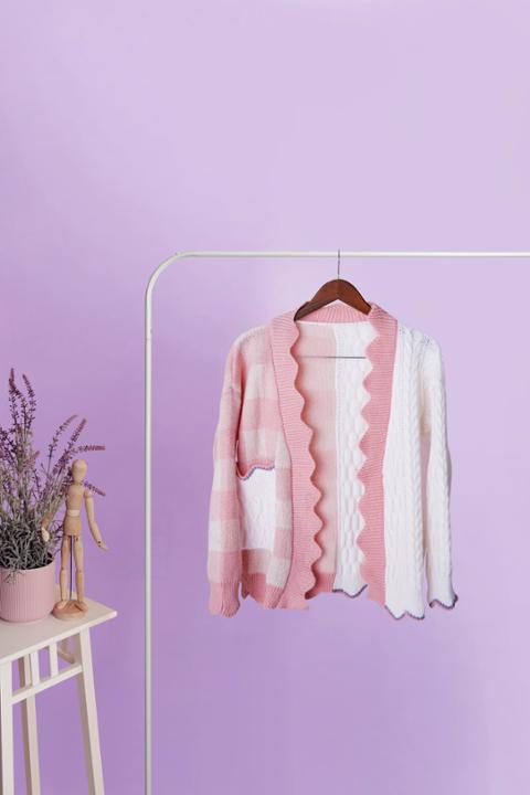 Foto model menggunakan produk Veren Soft Pastel Cardigan